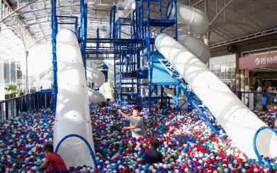 Piscina com 500 mil bolinhas e circuito de atividades chegam a Curitiba