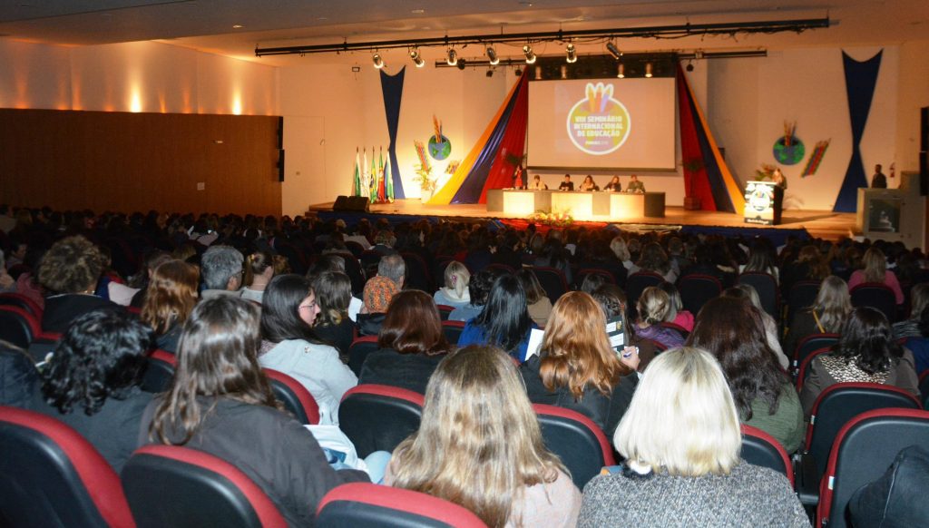 Seminário Internacional de Educação reúne participantes de diferentes Estados 1 Seminário Internacional de Educação