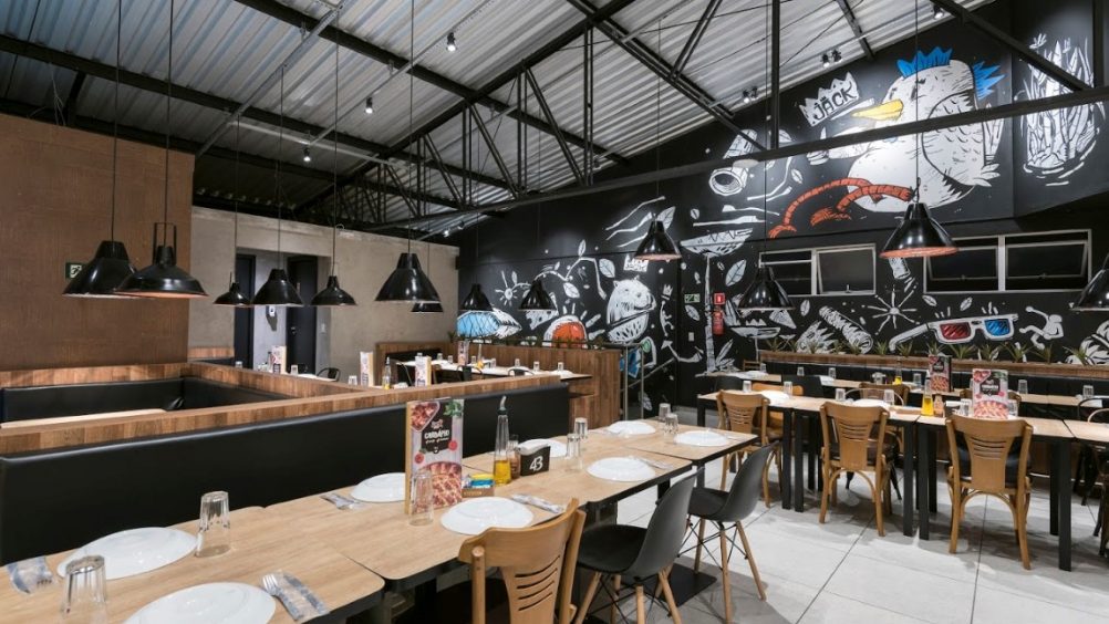 Jack Pizza, a pizzaria com decoração Industrial, agora com hambúrguer