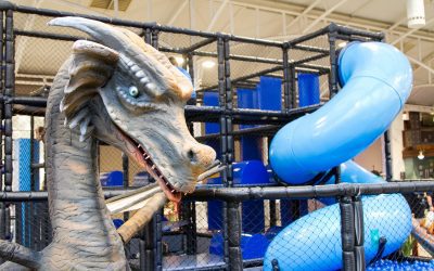 Piscina de bolinhas com cenário medieval e dragões mecatrônicos diverte as crianças em Curitiba