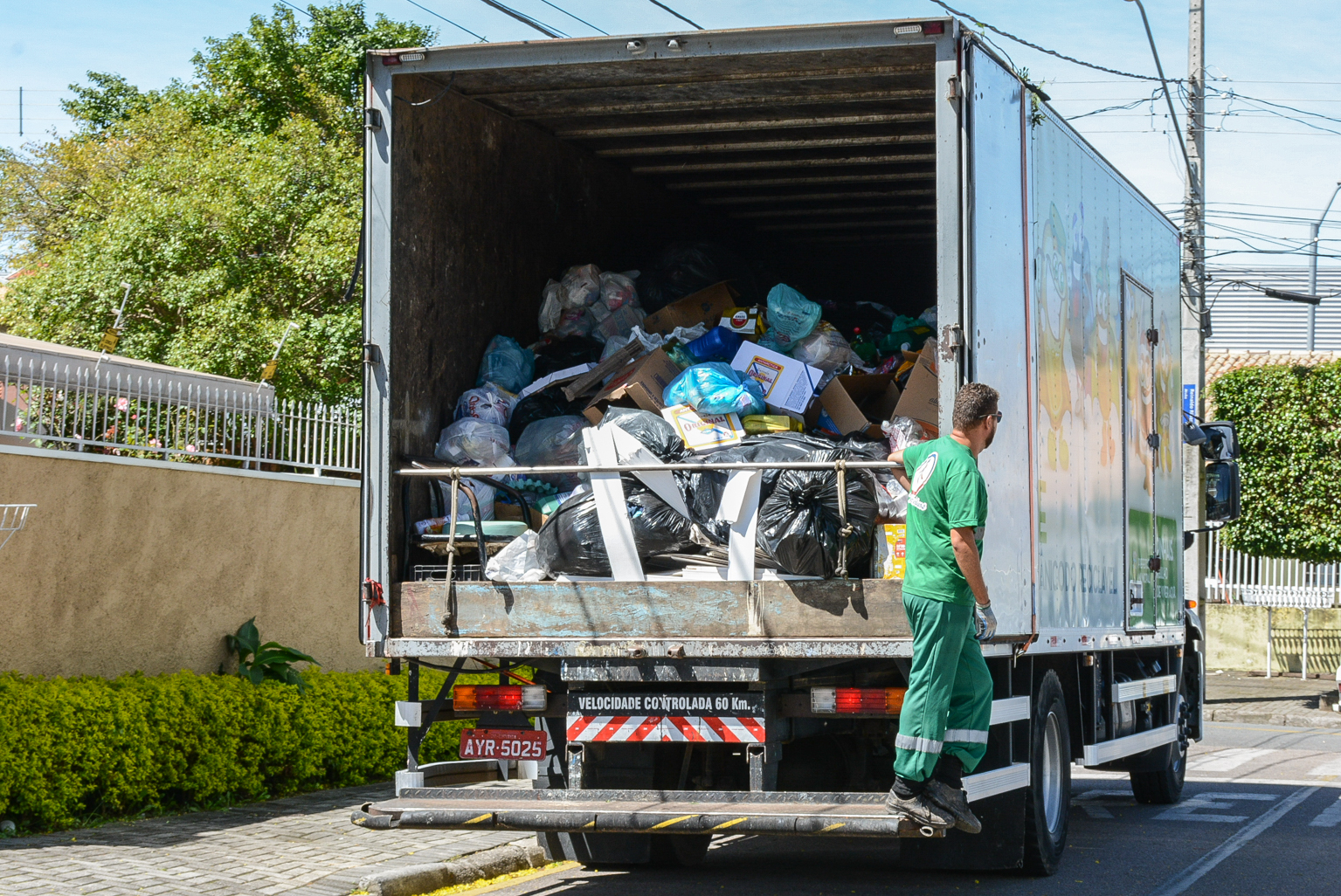 Saiba informações úteis sobre a coleta de lixo comum e reciclável do município 2 caminhao reciclavel 2006