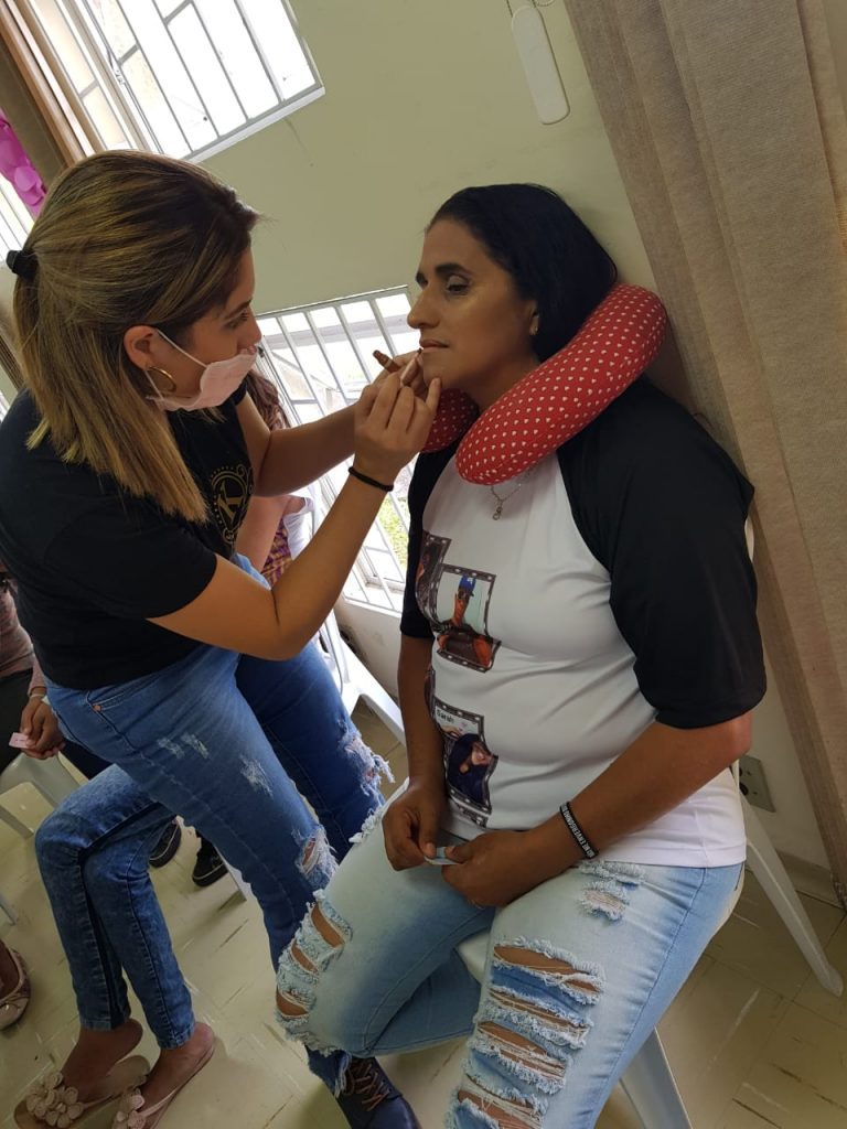 Salão de Pinhais e CRAS do Bairro Alto promovem dia de beleza voluntário. 11 kamila camargo cras bairro alto 11