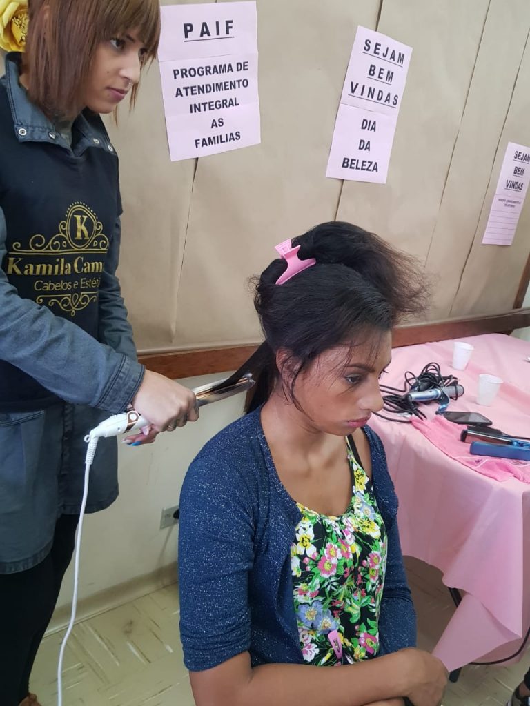 Salão de Pinhais e CRAS do Bairro Alto promovem dia de beleza voluntário. 12 kamila camargo cras bairro alto 12