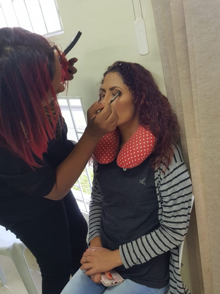 Salão de Pinhais e CRAS do Bairro Alto promovem dia de beleza voluntário. 2 kamila camargo cras bairro alto 2