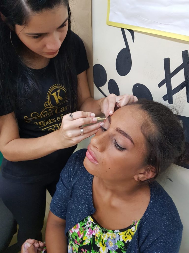 Salão de Pinhais e CRAS do Bairro Alto promovem dia de beleza voluntário. 3 kamila camargo cras bairro alto 3