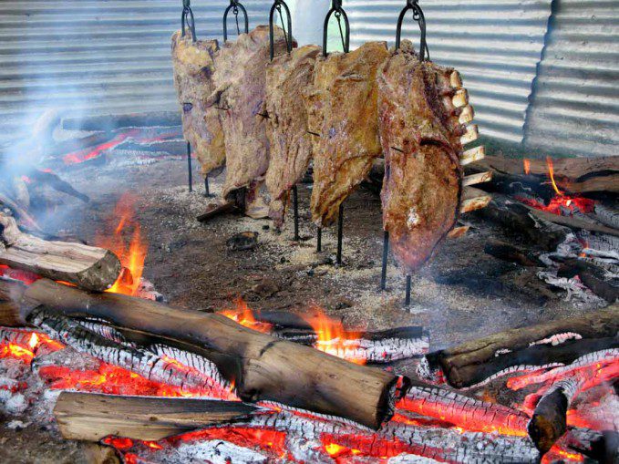 Supermercado de Pinhais terá costela fogo de chão no sábado.