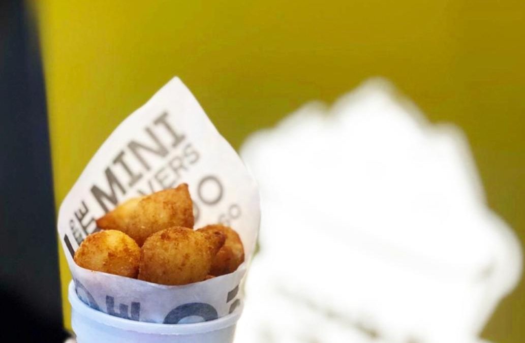 Coxinha Lovers distribui duas mil coxinhas em comemoração a abertura da quarta loja, em Curitiba