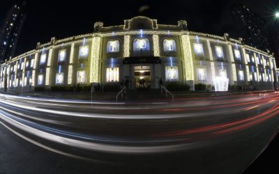 Cartão-postal de Natal na cidade, fachada do Shopping Curitiba conta com iluminação de 29 mil microlâmpadas