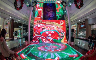 Pinball com 10 metros de altura é sensação entre adultos e crianças em Curitiba