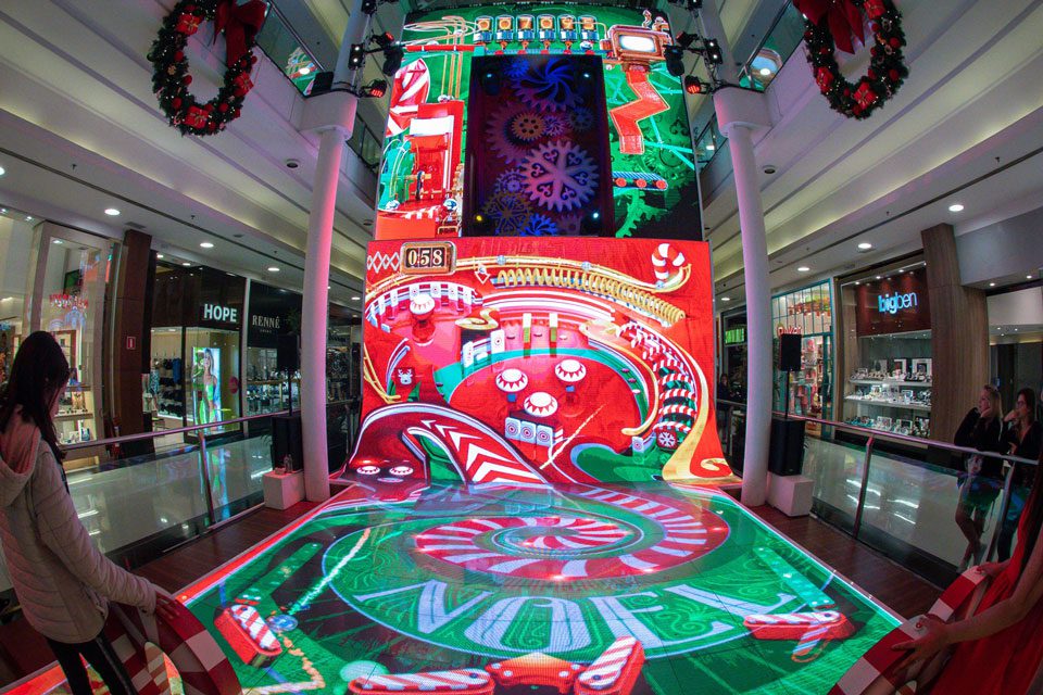 Pinball com 10 metros de altura é sensação entre adultos e crianças em Curitiba 1 pinball curitiba