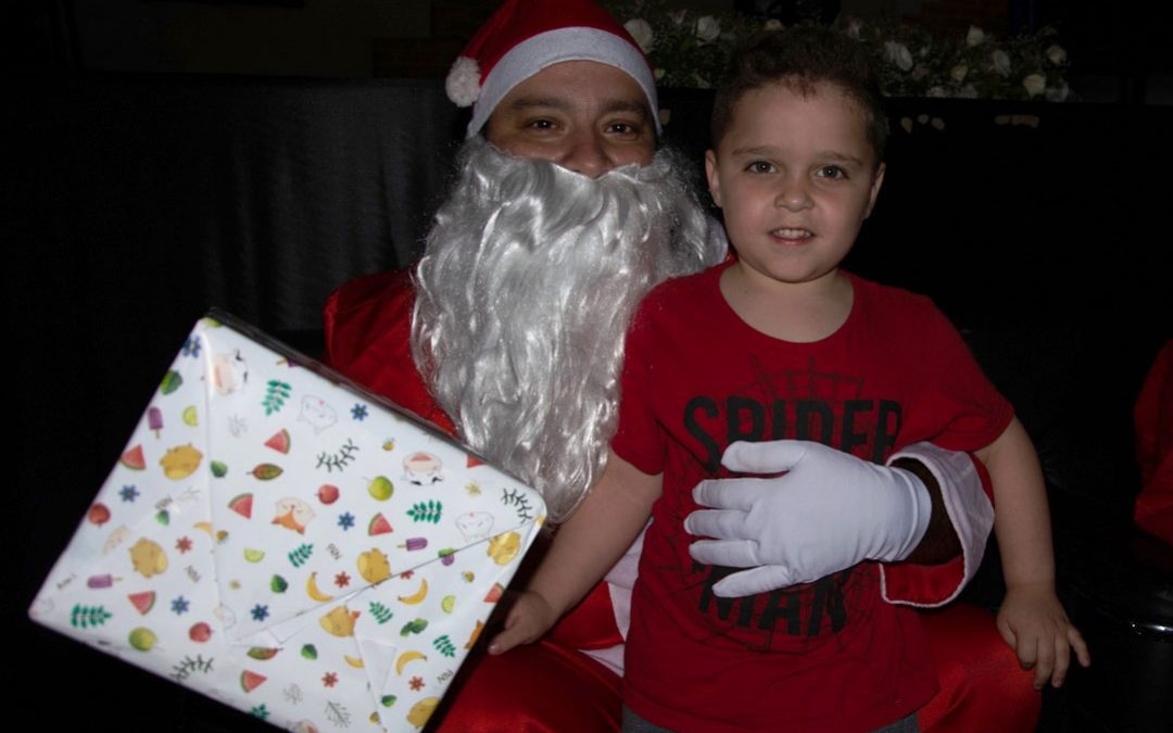 Papai Noel dos Correios realiza sonhos dos alunos da rede municipal de ensino em Pinhais