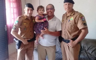 Policiais de Pinhais visitam bebê salva de afogamento