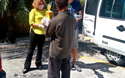 Secretaria de Assistência Social distribui lanche e kit de higiene para pessoas em situação de rua