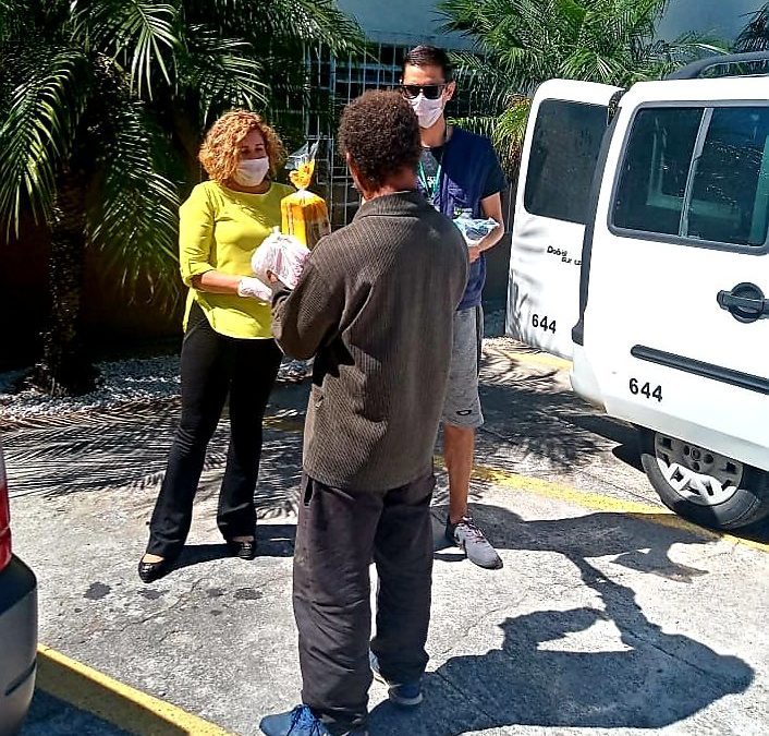 Secretaria de Assistência Social distribui lanche e kit de higiene para pessoas em situação de rua