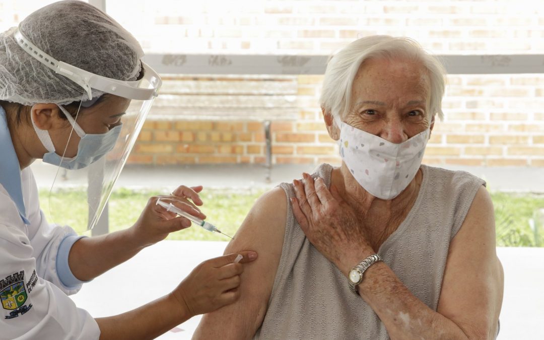 Pinhais já aplicou 60% das doses de vacina contra a Covid-19 que recebeu do Ministério da Saúde
