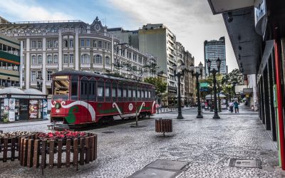 Agravamento da pandemia leva Curitiba de volta à bandeira laranja