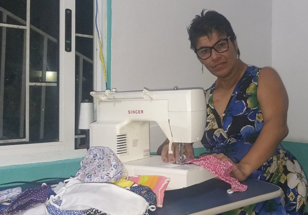 Preocupada em ajudar as pessoas na pandemia, moradora de Pinhais confeccionou mais de 1700 máscaras para doação 1 macara foto pinhais