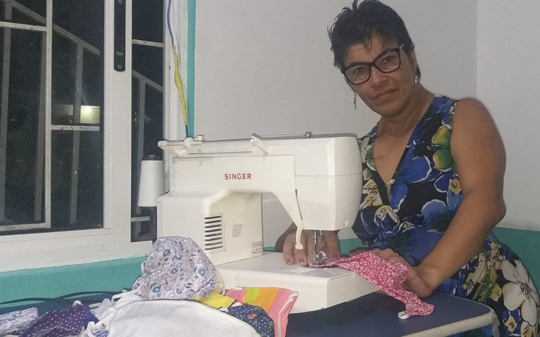 Preocupada em ajudar as pessoas na pandemia, moradora de Pinhais confeccionou mais de 1700 máscaras para doação