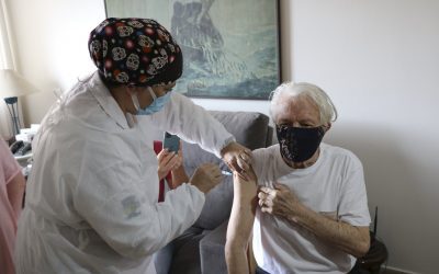 Secretaria de Saúde de Pinhas mobiliza equipes para vacinação de idosos