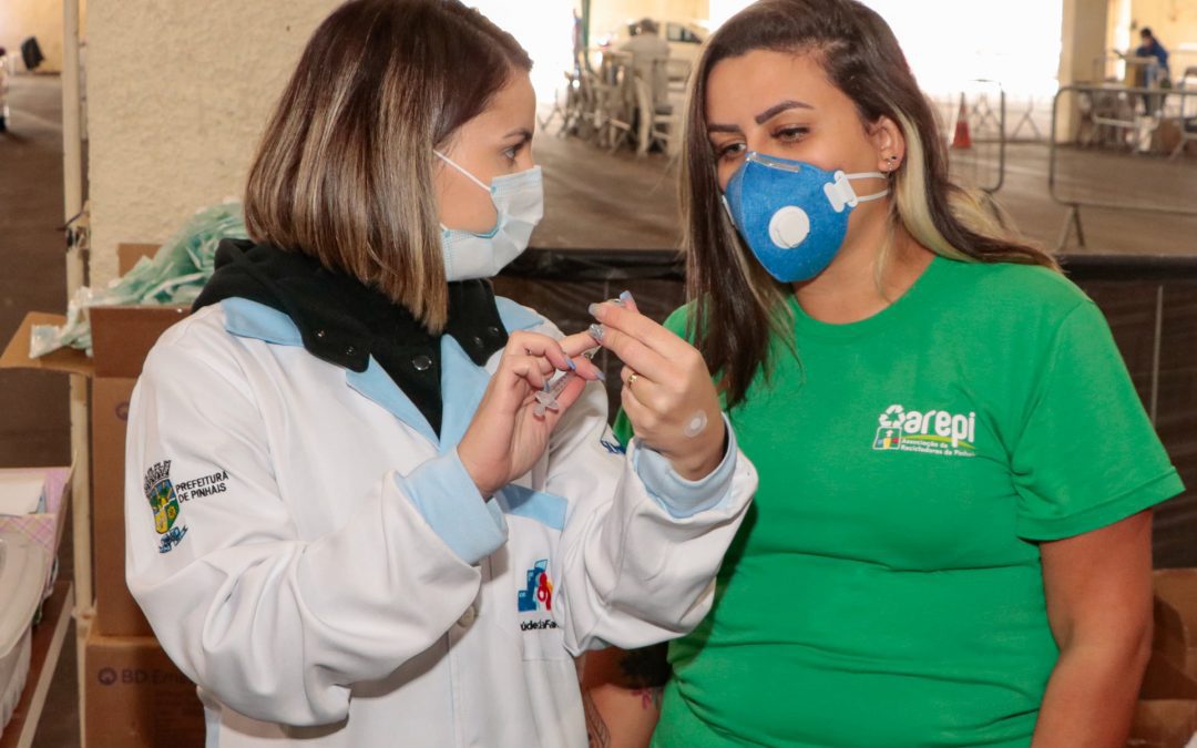 Trabalhadores da limpeza urbana recebem vacina em Pinhais