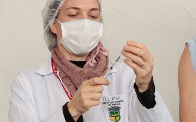 Trabalhadores da saúde e idosos com mais de 60 anos receberão a dose de reforço