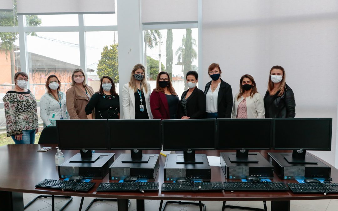 Empresa de SC doa computadores para projetos sociais de Pinhais