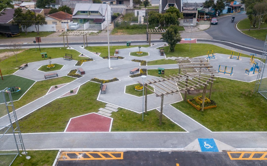 Praça na Rua Jacarezinho tem brinquedo com acessibilidade