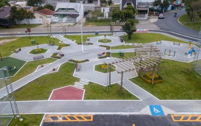 Praça na Rua Jacarezinho tem brinquedo com acessibilidade