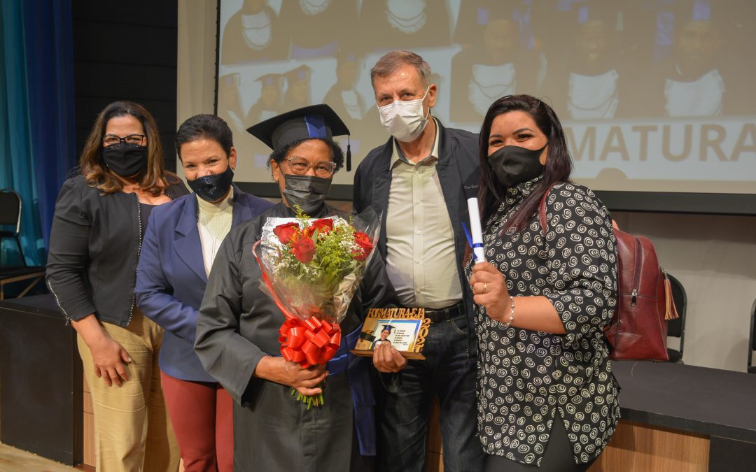 Histórias de superação e transformação se entrelaçam na formatura da EJA Pinhais