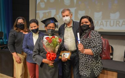 Histórias de superação e transformação se entrelaçam na formatura da EJA Pinhais