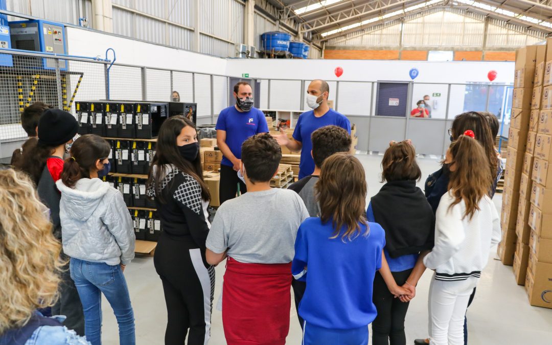 Escola Aroldo de Freitas realiza aula de campo em empresa de Pinhais
