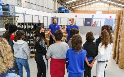 Escola Aroldo de Freitas realiza aula de campo em empresa de Pinhais