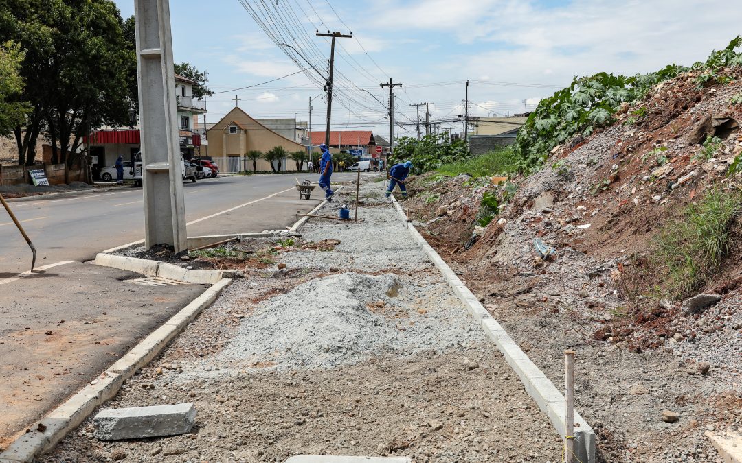Calçadas são construídas no Jardim Cláudia