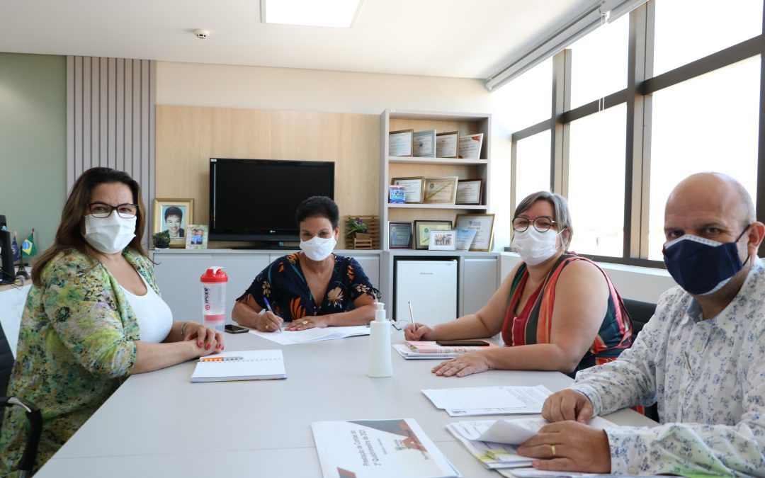 Prefeita Marli Paulino assina contratação de 90 novos professores e educadores aprovados em Concurso Público