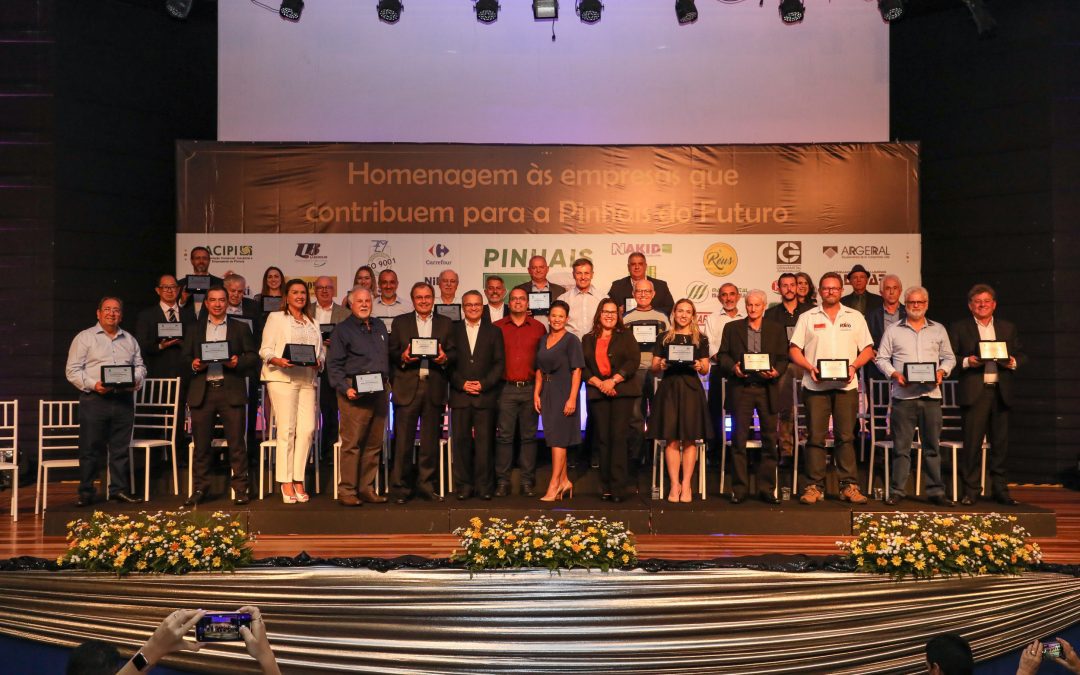 Pinhais 30 anos: Prefeitura presta homenagem às empresas da cidade em cerimônia no Cenforpe