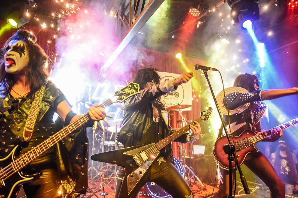 Programação especial para o show do Kiss no Hard Rock Cafe Curitiba 1 Kiss cover se apresenta no Hard Rock Curitiba durante todo mes de abril Creditos Nay Klym