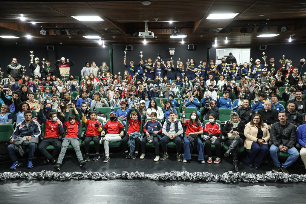 Prefeitura de Pinhais realiza premiação dos XVIII Jogos Interescolares de Pinhais no Centro Cultural 1 img 1A20EFEF5489074F0D2F8DA8EDD2C22776375F40