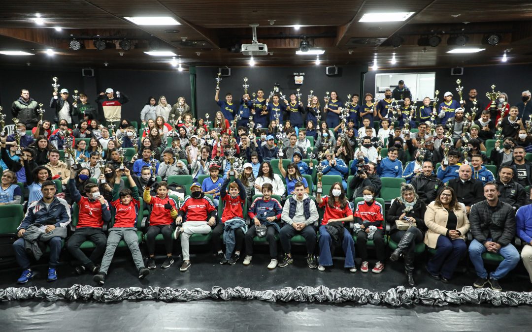 Prefeitura de Pinhais realiza premiação dos XVIII Jogos Interescolares de Pinhais no Centro Cultural