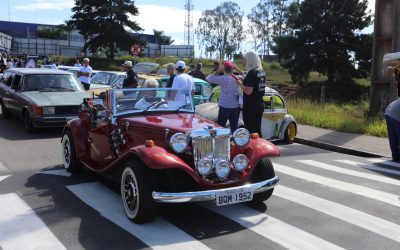 Encontro de Carros Antigos de Pinhais reúne milhares de pessoas no centro da cidade