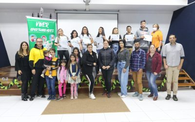 Jovens participantes das oficinas da Secretaria de Assistência Social recebem certificados