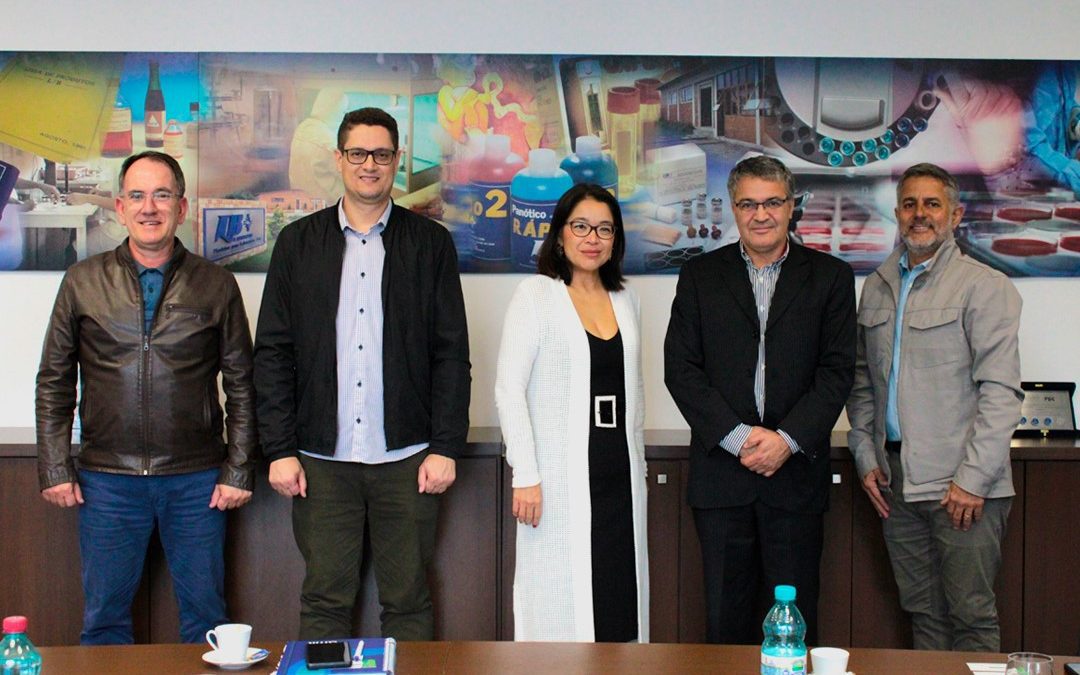 Secretaria de Desenvolvimento Econômico visita laboratório de Pinhais referência nacional