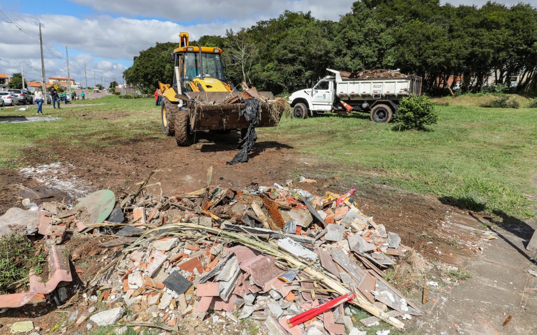 Mutirão promove limpeza de área ambiental e trabalho de conscientização no bairro Alto Tarumã