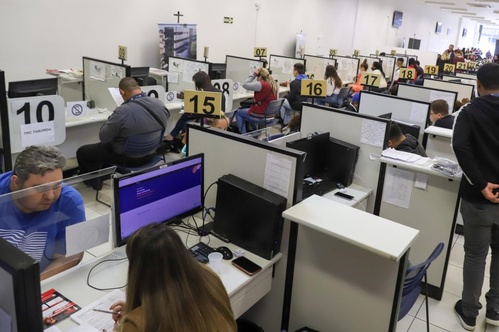 Paraná inicia semana com 10.295 empregos disponíveis nas Agências do Trabalhador 1 20220512 agb mutirao emprego 11 1