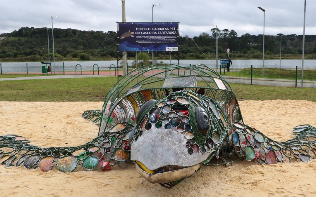 Tartaruga gigante é colocada no Parque das Águas para conscientizar sobre o descarte correto do plástico