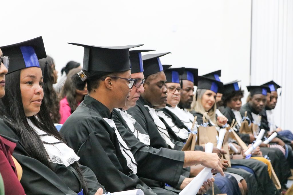 Secretaria de Educação promove formatura com alunos da EJA de Pinhais 1 eja pinhais 2