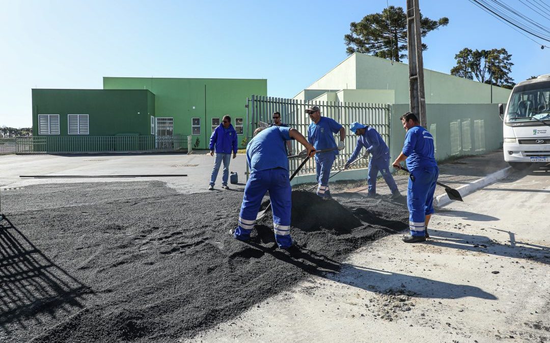 Equipes da Prefeitura realizam acabamentos externos na nova Unidade de Saúde do Atuba