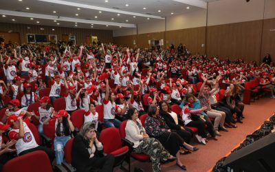 Alunos da rede municipal de ensino participam de formatura do Proerd