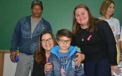 Alunos da rede pública de Pinhais recebem óculos do projeto Pequenos Olhares