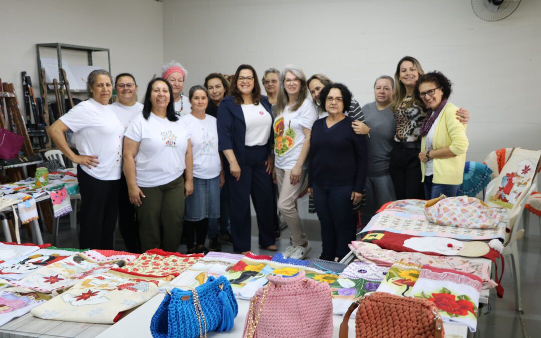 Alunos das oficinas da Secretaria de Cultura, Esporte e Lazer fazem apresentações de produtos artesanais