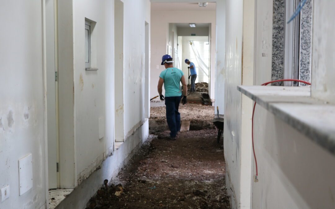 Equipes trabalham nos pisos e fundação na reforma e ampliação da USF Weissópolis